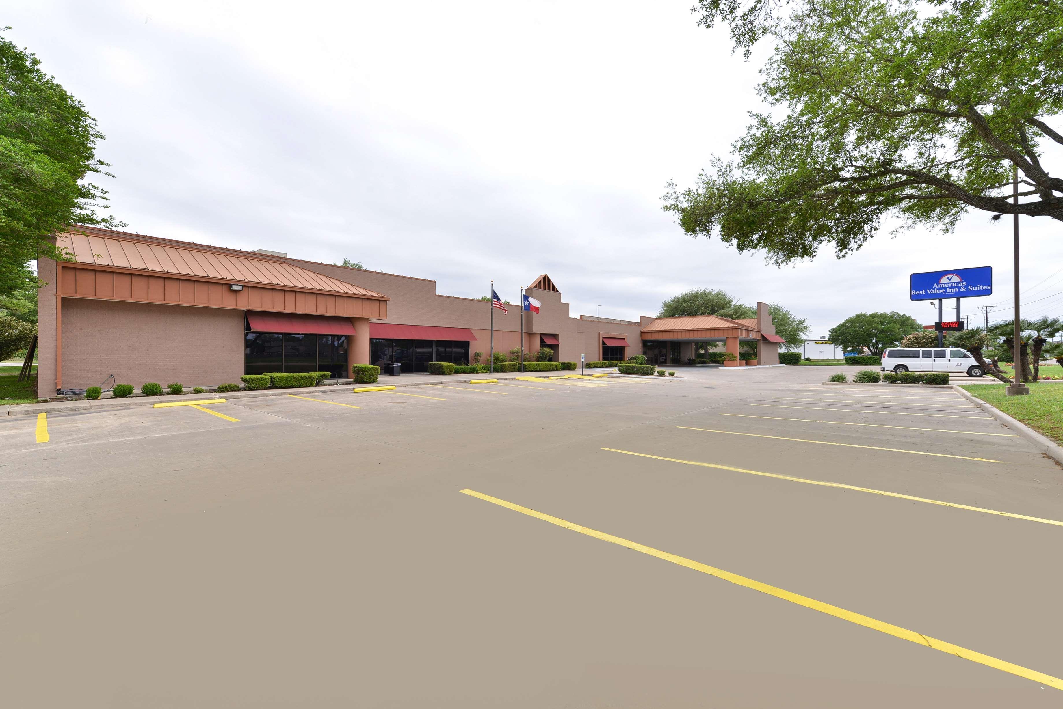 Americas Best Value Inn And Suites Victoria Exterior foto